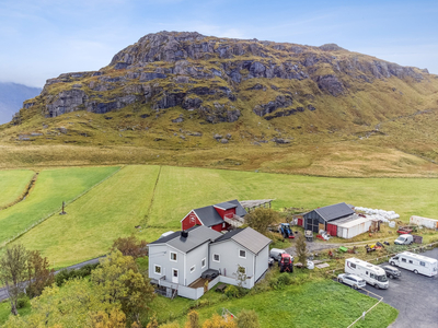 Småbruk på 47 dekar på Fredvang i Lofoten - Innholdsrikt bolighus, garasje/verksted og driftsbygning