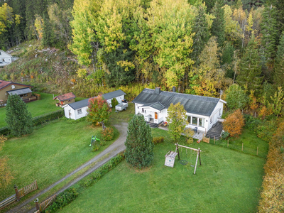 Solrik og landlig eiendom på 1 815m² med idyllisk beliggenhet ved Trysilelva! Enebolig med moderniseringsbehov