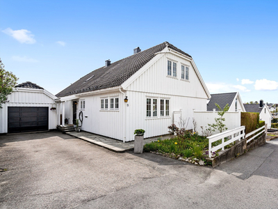 Solrik, sentral og innholdsrik bolig på Kokkenes i sentrum av Lillesand. Utsikt mot sjøen og havna.