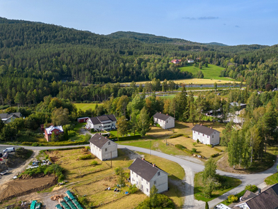 Stor bygningsmasse med 16 leiligheter fordelt på 4 bygg i rolige omgivelser på Svelgfoss