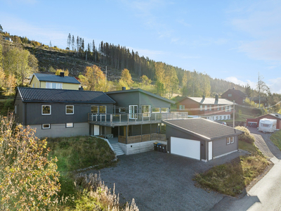 Stor, flott enebolig med meget attraktiv solrik beliggenhet og utsikt. Større påbygg fra 2018. 5 sov - 2 bad - garasje.