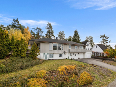 Stor og innholdsrik enebolig i barnevennlig område - 2 garasjer - Herlig uteplass - Gode solforhold og flott utsikt!