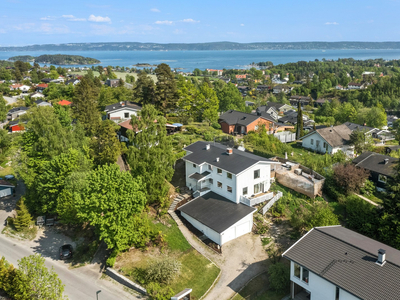 Stor og innholdsrik enebolig med fjordutsikt. Genrasjonsbolig/hybel - garasje med plass til fire biler- Nylig pusset opp