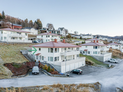 ULSTEINVIK - Pen og praktisk leilighet med 2 sov og garasje | Stor balkong | Panoramautsikt | Gode solforhold