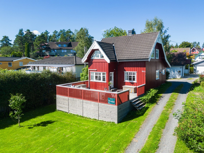 Velholdt, solid og pen enebolig med solrike uteplasser og stor hage. Barnevennlig og attraktivt beliggende nær marka!