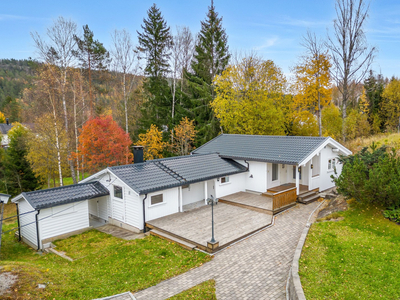 Enebolig med oppgraderingsbehov - Naturskjønne omgivelser - Stor terrasse - Dobbelgarasje - Tomt på 1576m²