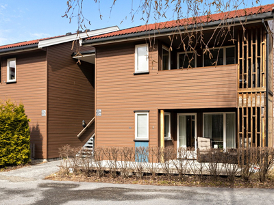 Hyggelig 2-roms selveierleilighet med fin beliggenhet, gasspeis i stue, solrik uteplass og carport med bod i bakkant.