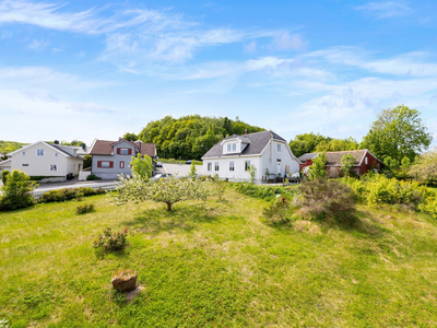 Langestrand - Enebolig med nyere bad og sjøutsikt. Sjelden stor, solrik tomt på 1,6 mål. Ingen boplikt!