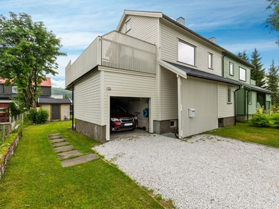 Nydelig, påkostet 1/2 part av tomannsbolig med store terrasser, leieinntekter og garasje.