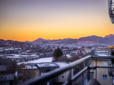 Romslig 2-roms leilighet med stor stue - Sol til langt på kveld på vestvendt balkong - Fredelig blindgate - Garasje