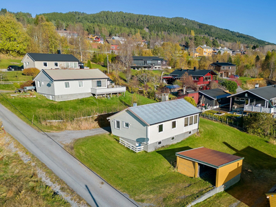 Sentrumsnær og prisgunstig enebolig med 3 soverom, god lagringsplass og garasje. Nært skoleområdet.