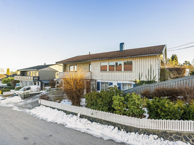 Velholdt og innholdsrik enebolig med flott beliggenhet, stor solrik tomt. Garasje og carport.