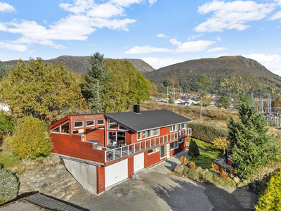 Visning m/påmld. 20.12 kl 17! Elnesvågen- Romslig enebolig med nydelig utsikt i Hauglia! Overbygd terrasse med jacuzzi o