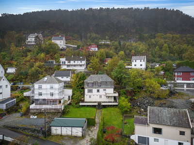 YTRE ARNA - Enebolig med behov for renovering/oppussing - 3 garasjeplasser - Utleiedel i kjeller - Sentralt