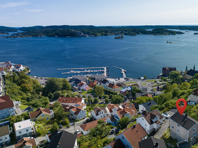 Fin leilighet med nydelig sjøutsikt og egen veranda!