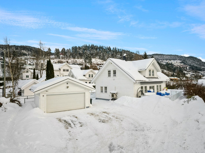 Flott enebolig fra 2014 | Barnevennlig beliggenhet | Stor hage og terrasse | Garasje