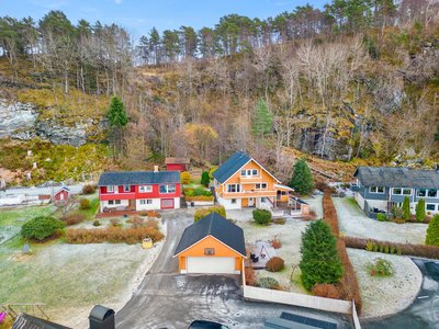 Havreneset - stor innhaldsrik familiebustad - dobbel garasje - vestvendt med sein kveldsol - fine uteplassar