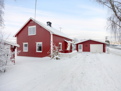 Lun og koselig enebolig med sjarm og landlig beliggenhet - Nyere, stor terrasse - Garasje - Solrik, inngjerdet hage.