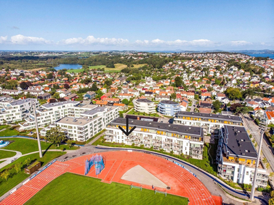 Lys, lekker og gjennomgående selveierleilighet i fremste rekke. 2 soverom, 2 bad og 2 balkonger. Heis og garasjeplass.