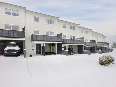 Pent og innbydende rekkehus med god planløsning. Parkering i carport.