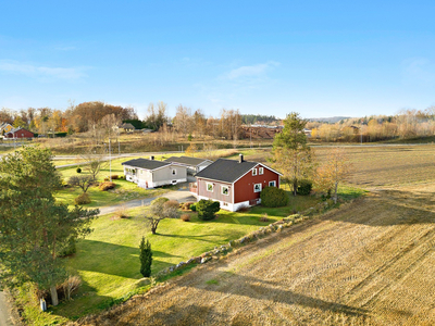 Ringdal- Innholdsrik enebolig med oppussingsbehov, stor, solrik og flott hage. Kort vei til Larvik og Sandefjord