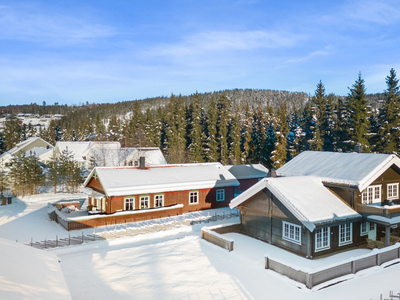 RØYSLIMOEN - Påkostet og flott familiebolig med barnevennlig beliggenhet. Fem soverom og to bad. Dobbelgarasje.