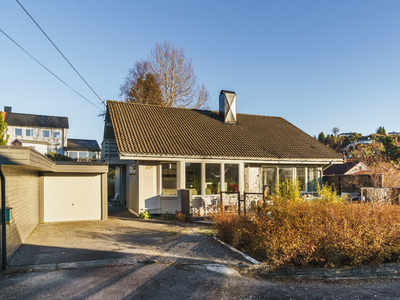 Skjold | Velholdt enebolig med solrikt uteområde! Boligen har en sentral beliggenhet i barnevennlige omgivelser. Garasje