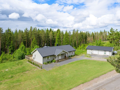 Sørskogbygda/Risberget - Nyere og moderne enebolig med landlig og skjermet beliggenhet - Garasje - Stor og solrik tomt