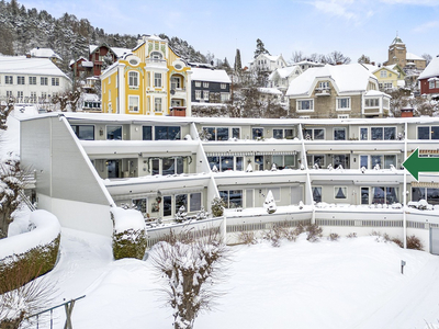 Stor 4-roms terrasseleilighet i sentrumsnært og rolig bomiljø. Solrik sydvendt terrasse - utsikt og lite innsyn. Garasje