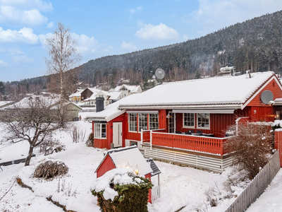 Tiltalende og innholdsrik enebolig innerst i rekke på hjørnetomt | Carport og garasje | Solrik uteplass og hageareal