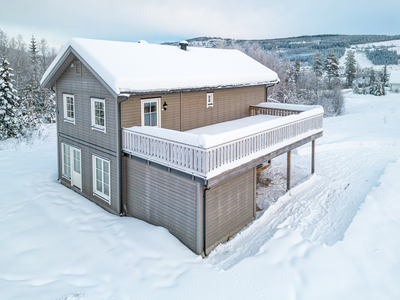 TRYSIL - Praktisk enebolig i Innbygda. 2 stuer, 2 bad, 3 soverom. Carport. Kort vei til Trysilfjellet og VGS.