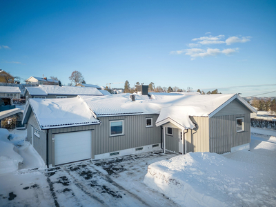 Velholdt enebolig på Rove med få min unna fjellheisen/jernbanestasjon og sentrum. Nær skole og barnehager!