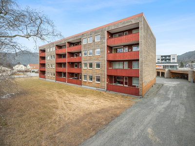 2-roms andelsleilighet med sentral beliggenhet. Oppussingsobjekt - Carport