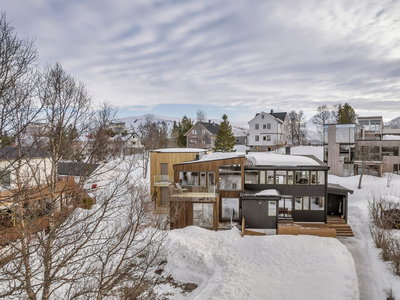 Arkitekttegnet tomannsbolig/rekkehus med attraktiv beliggenhet ved Prestvannet på Forhåpningen.