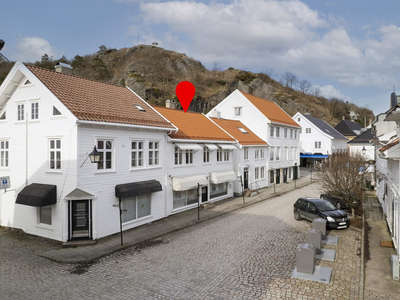 Attraktiv og velholdt sentrumseiendom. Boligdel m/stor terrasse, hybel, næringsdel og garasje