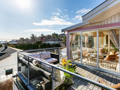 Egenartet, lys 3-roms selveier i attraktive omgivelser. Solfylt terrasse med vinterhage og sjøutsikt. Carport med lader.