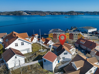 Eldre sjarmerende enebolig. Sentrumsnært og med herlig utsikt!