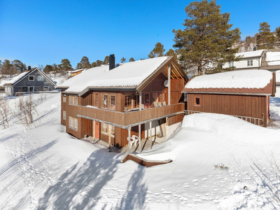 En flott enebolig med tilhørende utleiedel i underetasjen og garasje. Huset ligger solrikt til med en nydelig utsikt!