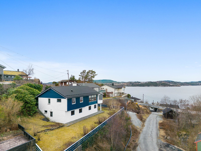 Enebolig med fin utsikt vestover til Byfjorden og Herdlefjorden. Rett ved Marikollen skole. Garasje. Oppussingsbehov!