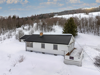 Enebolig med oppussingsbehov - Usjenert beliggende med flott Mjøsutsikt - Garasje/uthus