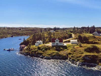 FANTASTISK EIENDOM I SJØKANTEN MED TO HUS, NAUST OG BRYGGE - 6,5 mål tomt - Vannbåren varme - Dobbelgarasje