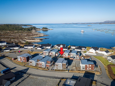 Flott del av tomannsbolig fra 2014|To soverom|Eget vaskerom|Nydelig utsikt over Hjeltefjorden|Kort vei til Rong senter|