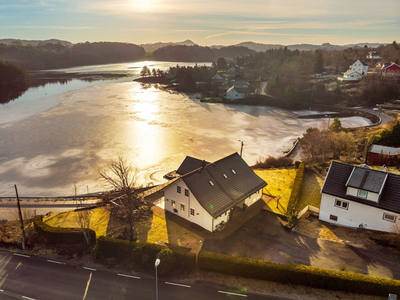 Flott enebolig på Tveit med gjennomgående god standard. Attraktivt og barnevennlig boligområde. Solrik terrasse/hage.