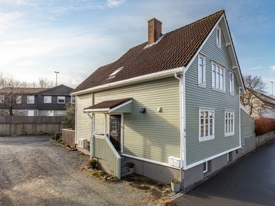 Flott selveierleilighet med 2 soverom og parkering på tomt. Stor og privat terrasse. Sentral beliggenhet