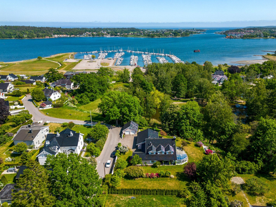 Flott villa med nydelig hage, solrike terrasser og hagestue. Godkjent hybelleilighet og dobbelgarasje.