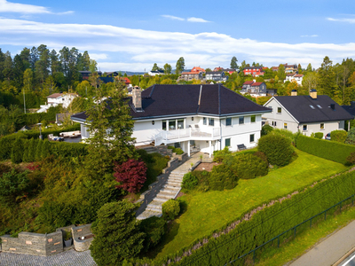 Herskapelig enebolig på høytliggende stor tomt 2,5 mål. Sol & utsikt! Hovedterrasse 100m². Dobbelgarasje. Utleiedel 60m²