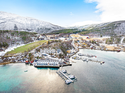 Innbydende enebolig/sjøhus fra 2011 i naturskjønne omgivelser | 4 balkonger | Mulighet for båtplass | Nydelig utsikt!