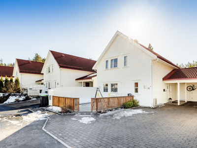 Innbydende kjedet enebolig med flotte turområder rett utenfor stuedøren - Meget barnevennlig - Carport