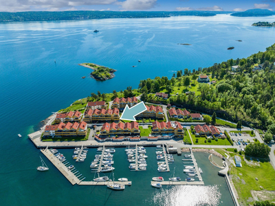 Innholdsrik 4-roms hjørneleilighet med 2 garasjeplasser beliggende på Brygga i Slemmestad ved Oslofjorden