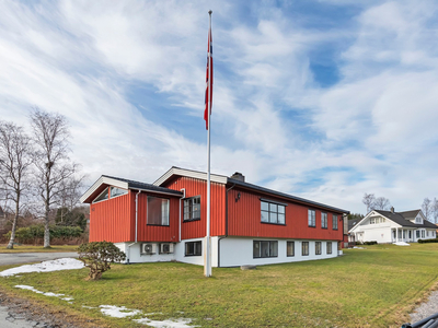 Innholdsrik eiendom i Vestnes sentrum - Stor enebolig, låvebygning, eldhus og teig på setra